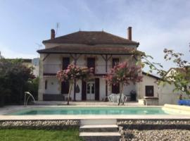 5-bedroom house with pool at edge of small village, location de vacances à Laparade