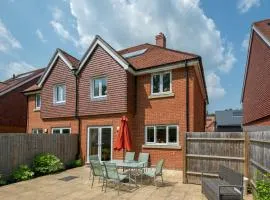 Pass the Keys Cheerful 2-Bedroom house with Private parking