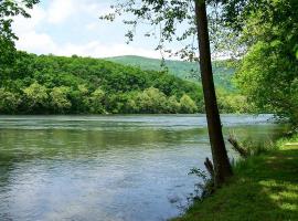 Shenandoah River Getaway Less Than 9 Mi to Downtown Luray!, vacation home in Rileyville