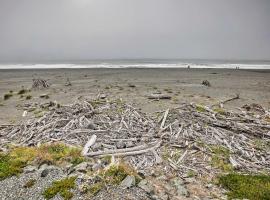 Quiet Waterfront Escape with Hot Tub and Beach Access!, vacation rental in Gold Beach