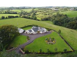 Tranquil Modern Countryside Bungalow, feriebolig i Dungannon