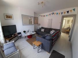 'Pavilion Cottage' next to Gorleston beach with sea views - pet friendly!, hotel in Gorleston-on-Sea