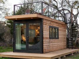 The Stable Tiny Container Home-12 min to Magnolia, hotel in Bellmead