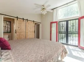 Secluded Oasis w Hot Tub, Screened-in Porch, WiFi!