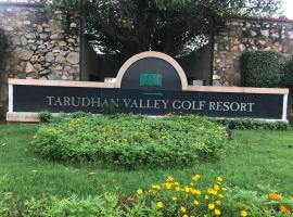 1BR Premium Studio Apartment in Tarudhan Valley Golf Resort, hotel in Manesar