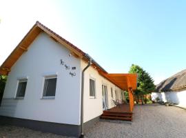 Friends & Family Apartmanok Velence, семейный отель в Веленце