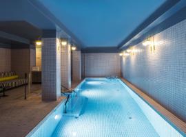 Hôtel du Rond-point des Champs-Élysées - Esprit de France, Hotel mit Pools in Paris