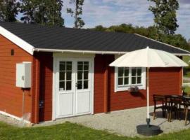 Cozy Cottage near lake, cabaña o casa de campo en Hässleholm