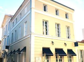 Hôtel Restaurant Le Galet Bleu, hotel com estacionamento em Fouras