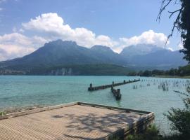 chambre atypique à 200m du lac – hotel w mieście Saint-Jorioz