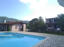 Villa Marinos - συγκρότημα με πισίνα, γήπεδο, τζακούζι, μπαρ, ψησταριά