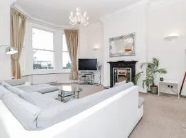 3 Queens Gardens Sea View Apartment