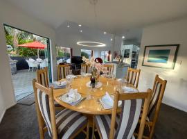 Luxury Home Next to Ocean and Walkway, hotel din New Plymouth