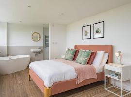 The Lookout - Stunning sea view apartment, hotel in Deal