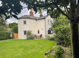 Cosy detached Toll Cottage with spacious garden, hotell i Carisbrooke