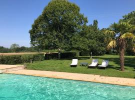 Cottage authentique avec piscine、Prunay-Cassereauのコテージ