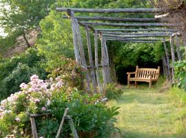 B&B Al Giardino Dei Mandorli, family hotel in Prasco