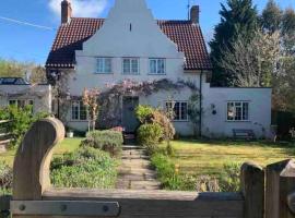 Pretty country family home- dog friendly., hotel en Henfield