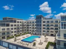 Stylish luxury condo, central location, ocean view, pool