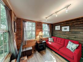 The Cottage - Peaceful 32-Acre Lakefront Getaway cabin, hotell i Franklin