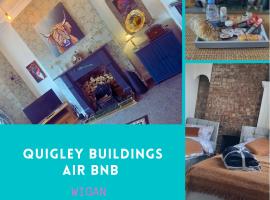 Quigley Buildings - Stylish Entire 2 bed House sleeps 5 Wigan - Private Garden - Free parking - Wifi - Secure garden, sewaan penginapan di Pemberton