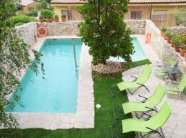Viesnīca Villa in La Llacuna Sleeps 6 includes Swimming pool pilsētā La Llacuna