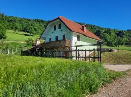 Vineyard cottage Klobčar, Ferienunterkunft in Semič