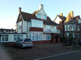 Leylands - Perfect location near town and beach, family hotel in Cromer