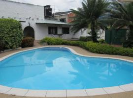 Casa con piscina en el centro de Anapoima โรงแรมในอานาโปยมา