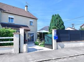 MaisonTevy, hotel near Emerainville-Pontault-Combault RER Station, Pontault-Combault