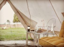 Cosy 4m Bell Tent- Sleeps 3, hotel in Lincoln