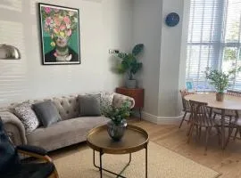 Central, stylish 3 bed apartment with sea views