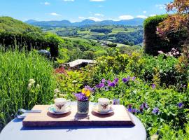 Ty Farm Retreat - Farmhouse Studio - Mountain View, alojamento de turismo rural em Eglwys-Fâch