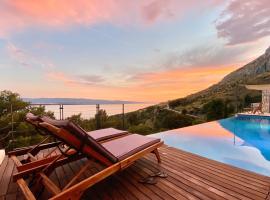 Villa FORTE-Exclusive location with fantastic seaview & infinity pool - up to 8 Pax, proprietate de vacanță aproape de plajă din Mimice