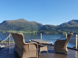 Kvernesfjorden Apartments, hotell med parkeringsplass på Averøy