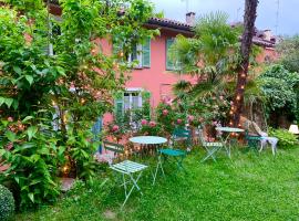 THE SECRET GARDEN ARONA VILLA in Piazza del Popolo 16 Historical Center, hotel v destinácii Arona