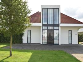 Holiday Home in Zeewolde with Jetty next to golf course, golf hotel in Zeewolde