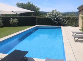 Luxury villa with private swimming pool, Hotel in Malaucène