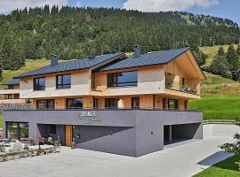 Siplinger Suites - Ferienwohnungen - Sauna und Fitness, guest house in Balderschwang