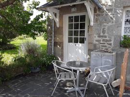 Ker Jerome - Traditional Stone Breton Cottage near to Dinan, hotel amb piscina a Trélivan