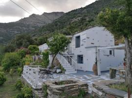 Velanidies Traditional Ikarian House, hotel cerca de Playa de Livadi, Xilosírtis