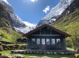 Melkevoll Bretun Camping, feriebolig i Briksdalsbreen