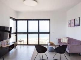 O&O Group- Modern Luxury APT-Mesmerizing Sea Views, strandleiga í Bat Yam