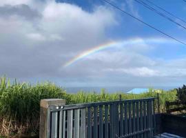 Maison vue mer chaleureuse et confortable, hotel que accepta animals a Petite &Icirc;le