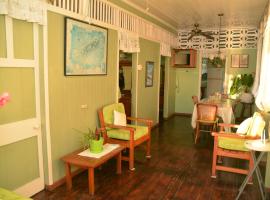 Cholson Chalets, hotel with parking in Charlotteville