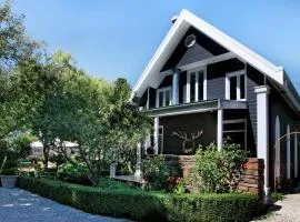 Park Avenue - architecturally designed villa