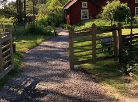 Egen stuga med delat badrum