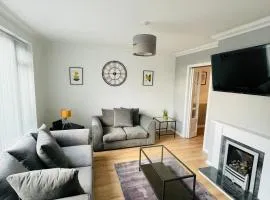 Wolverhampton Walsall Large 3 Bedrooms 5 bed House Perfect for Contractors Short & Long Stays Business NHS Families Sleeps up to 5 people Private Garden Driveway for 2 large Vehicles Close to City Centre M6 M54 and Walsall Willenhall Cannock