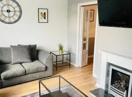 Wolverhampton 3-Bed Home 4 Beds Parking for 2 Vans Garden Ideal for Contractors, NHS & Long Stays Near M6, Walsall & City Centre