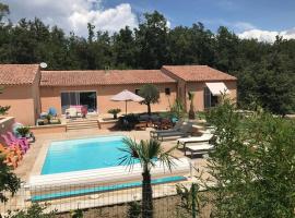 Logement attenant à une villa T2 avec terrasse ., hotell i Besse-sur-Issole